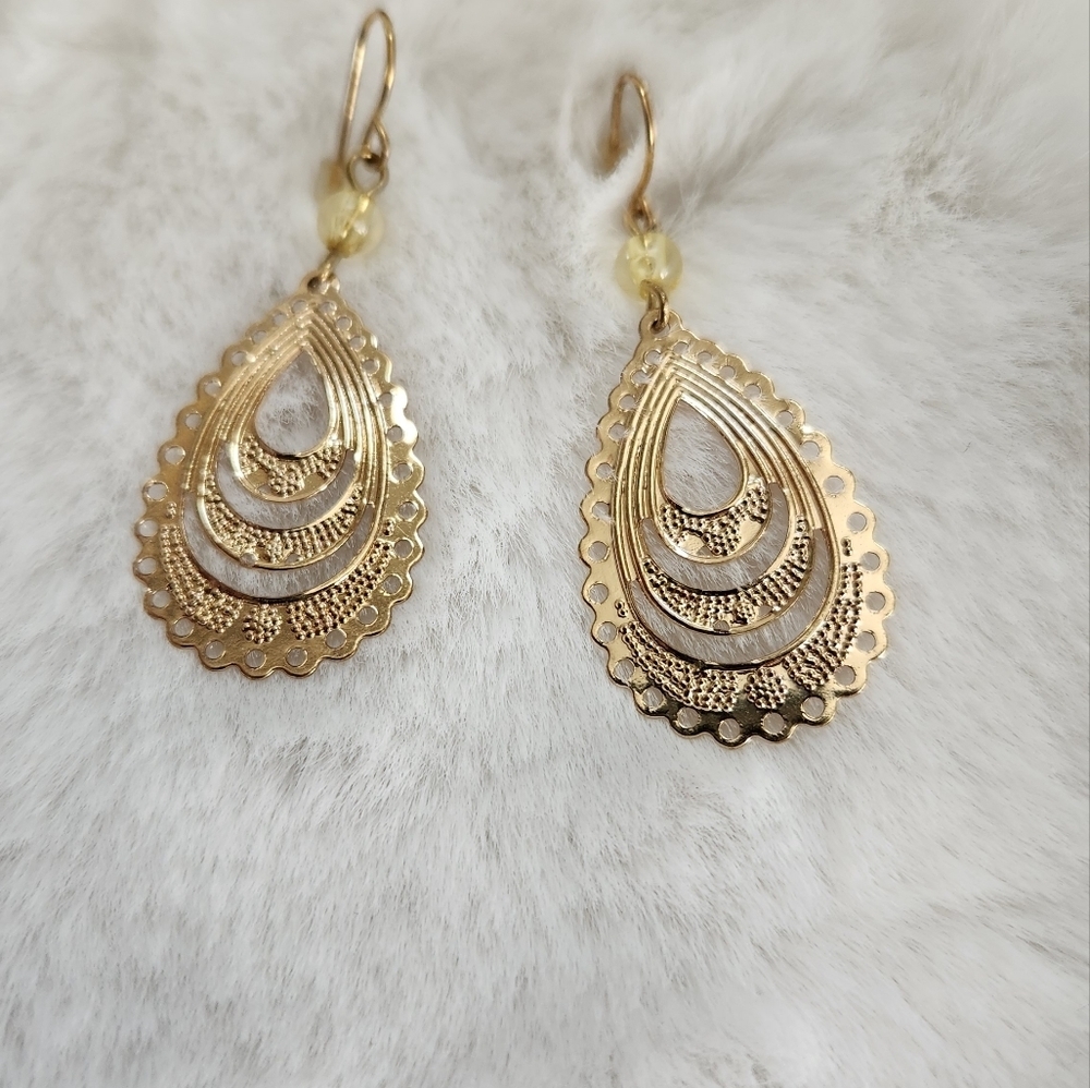 NWOT Drop Earrings with bead